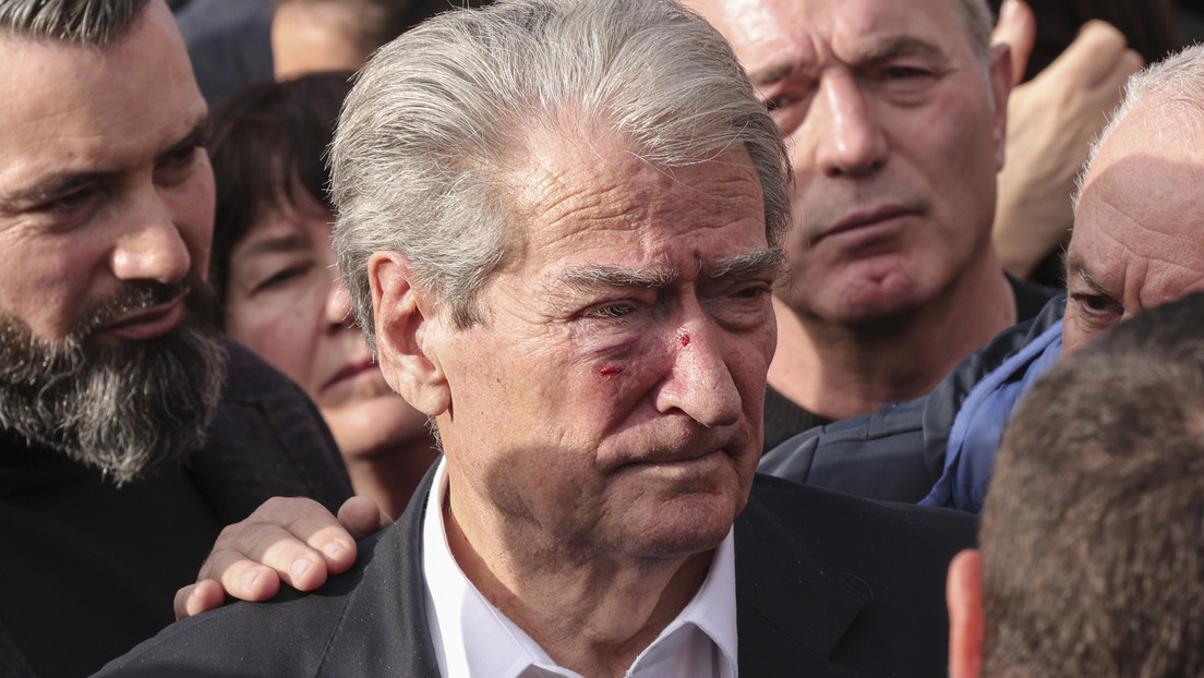 El expresidente albanés Sali Berisha recibe un puñetazo en la cara durante una protesta en Tirana (VIDEO)