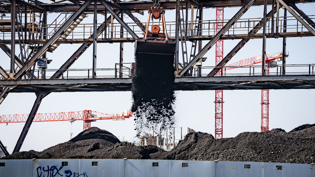 Reportan que los suministros de carbón ruso aumentaron después del alivio de restricciones