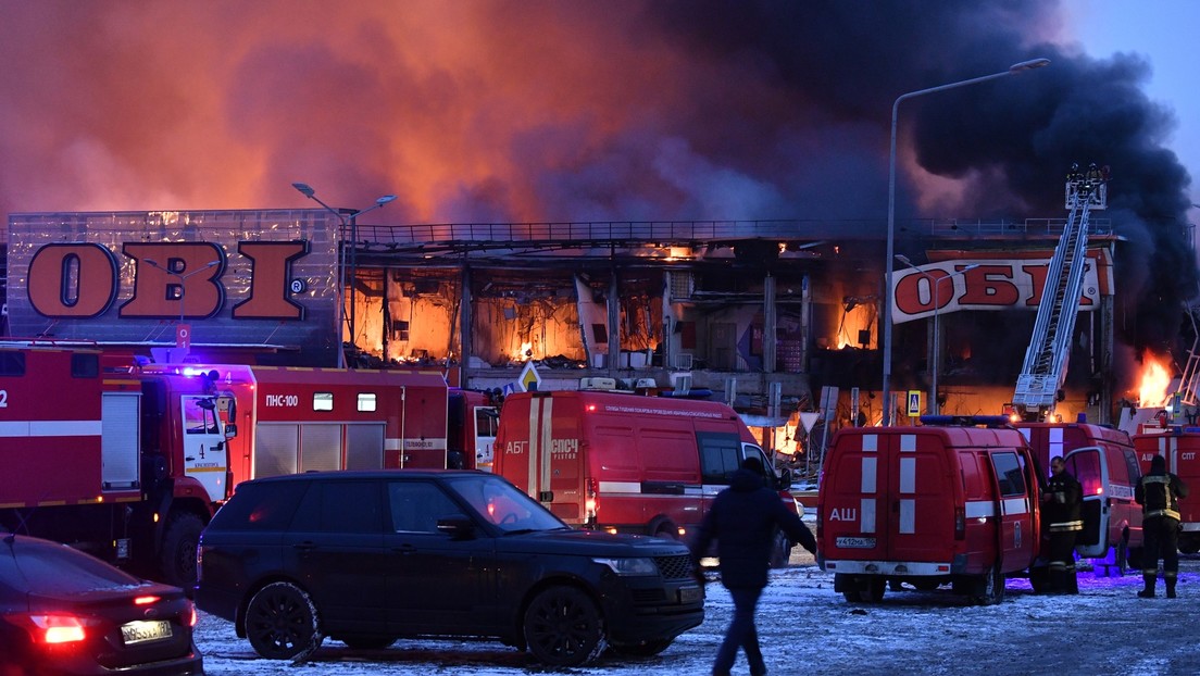 Un gran incendio estalla en un centro comercial a las afueras de Moscú (VIDEOS)