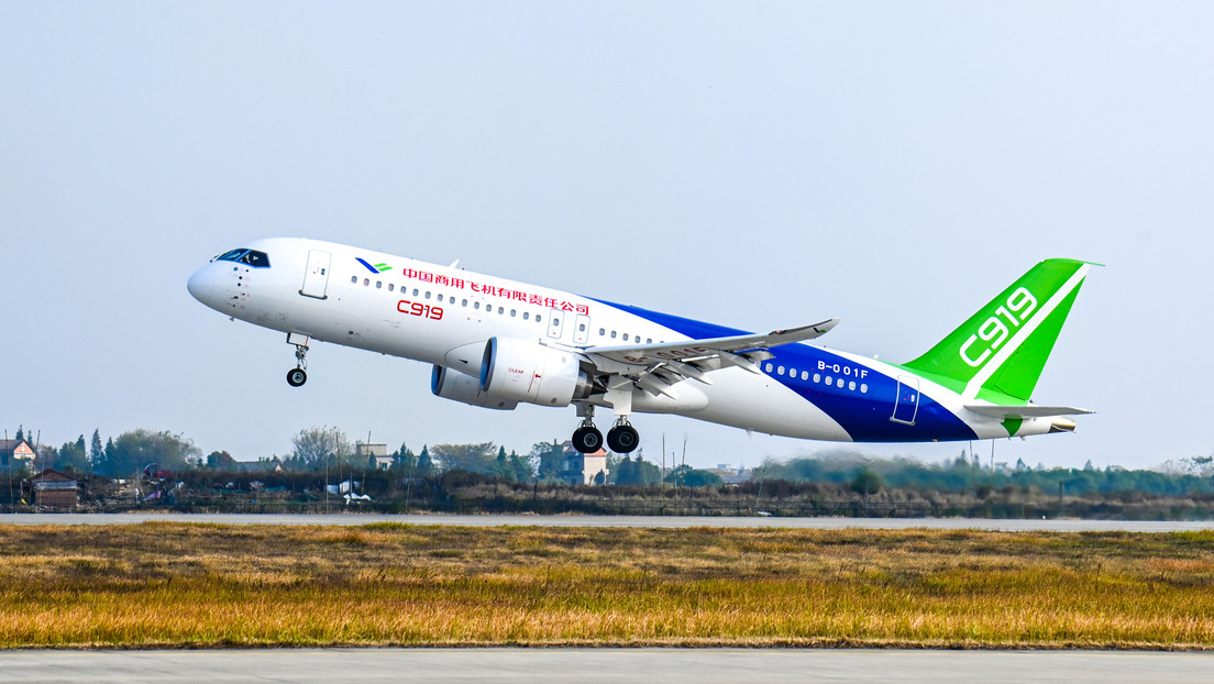 Entregan el primer avión C919, rival 'made in China' del Boeing 737 y del Airbus A320