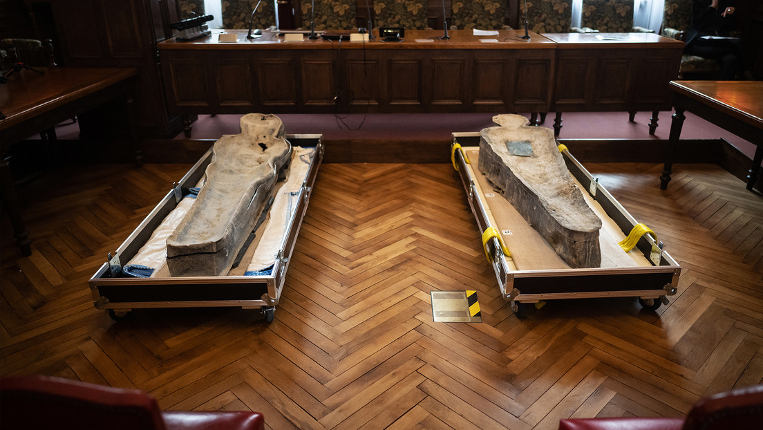 Los antiguos sarcófagos con forma humana hallados en Notre Dame comienzan a revelar sus secretos
