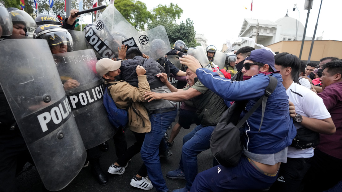 Presentador de Perú cuestiona a la Policía por no "meter un balazo en la cabeza" a los manifestantes