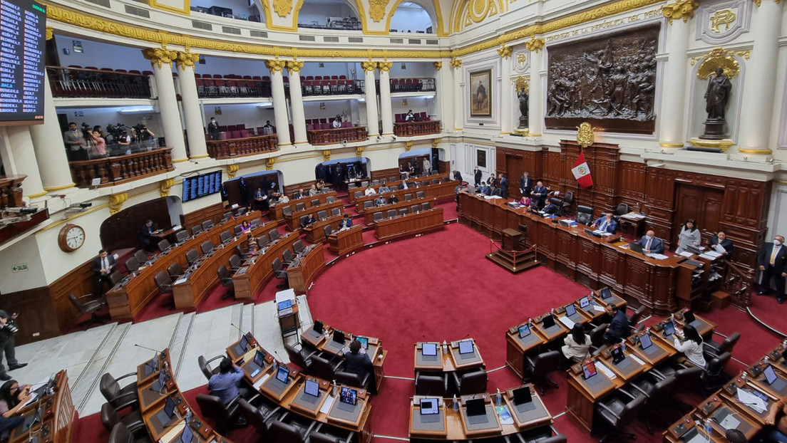 VIDEO: Dos parlamentarios peruanos pasan a golpes y provocan suspensión de la sesión del Congreso