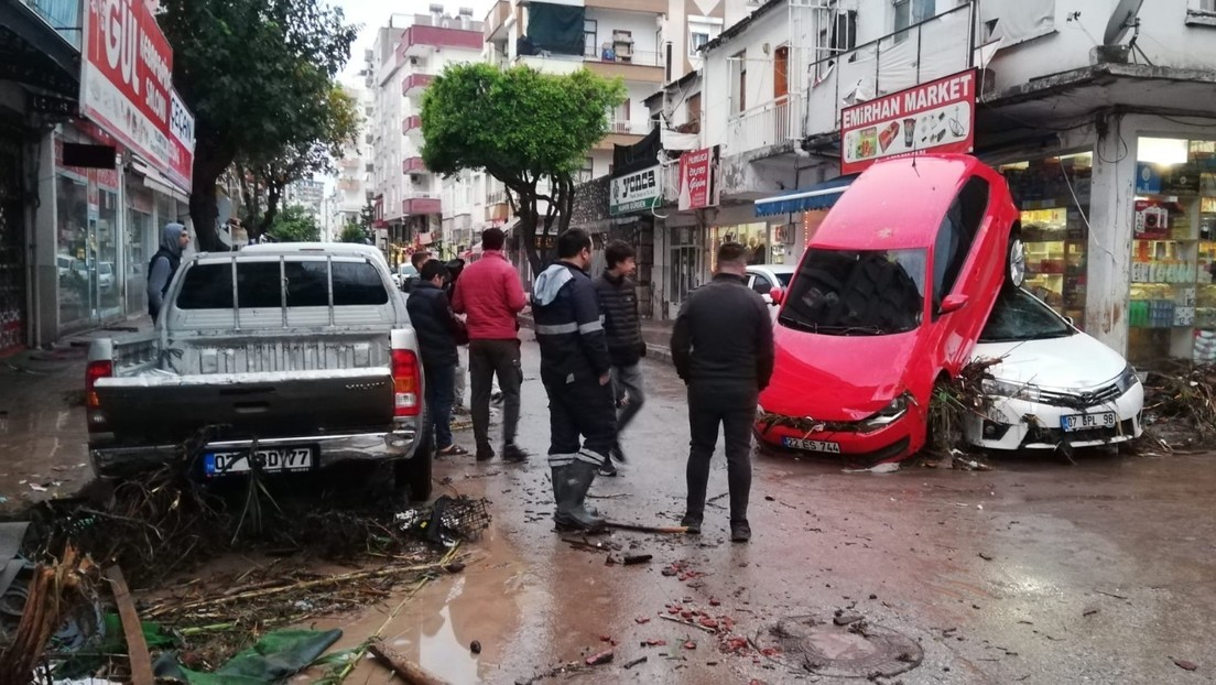 Fuertes lluvias causan las peores inundaciones en la ciudad turca de Antalya en 50 años