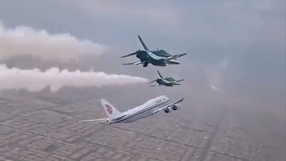 El espectacular video del aterrizaje del avión presidencial chino en Arabia Saudita filmado desde un avión de la Fuerza Aérea Real