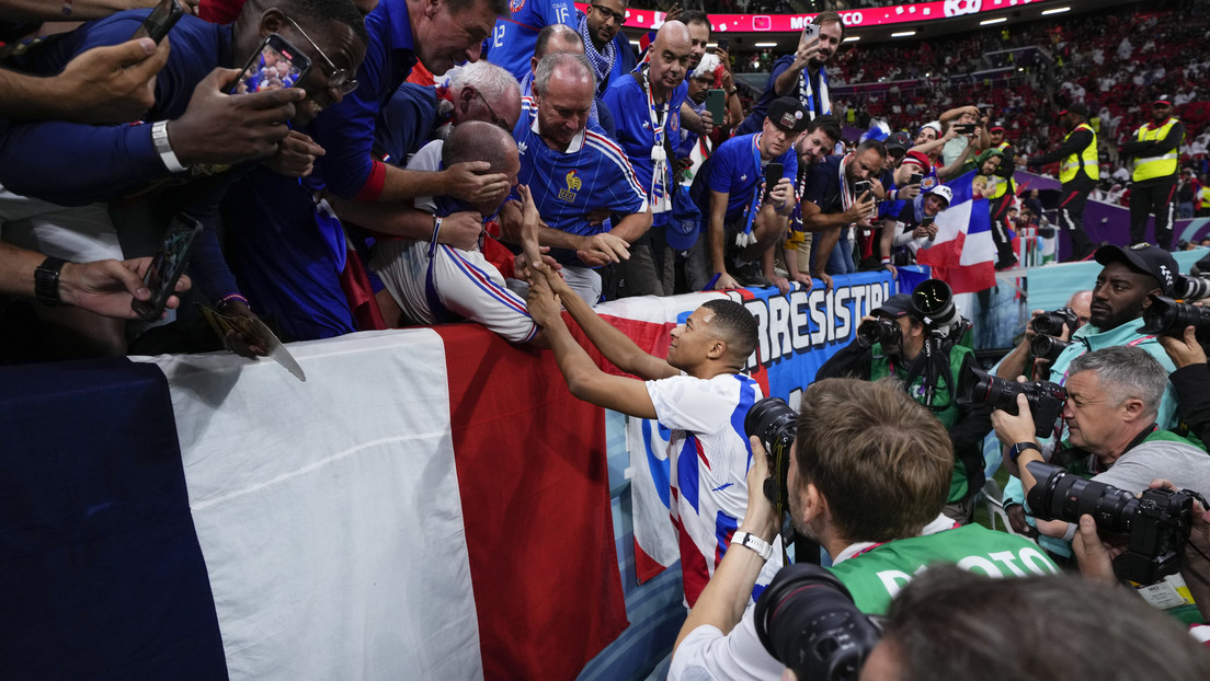 Mbappé se disculpa ante un hincha al que golpeó en la cara con un balón antes del Francia-Marruecos (VIDEO)