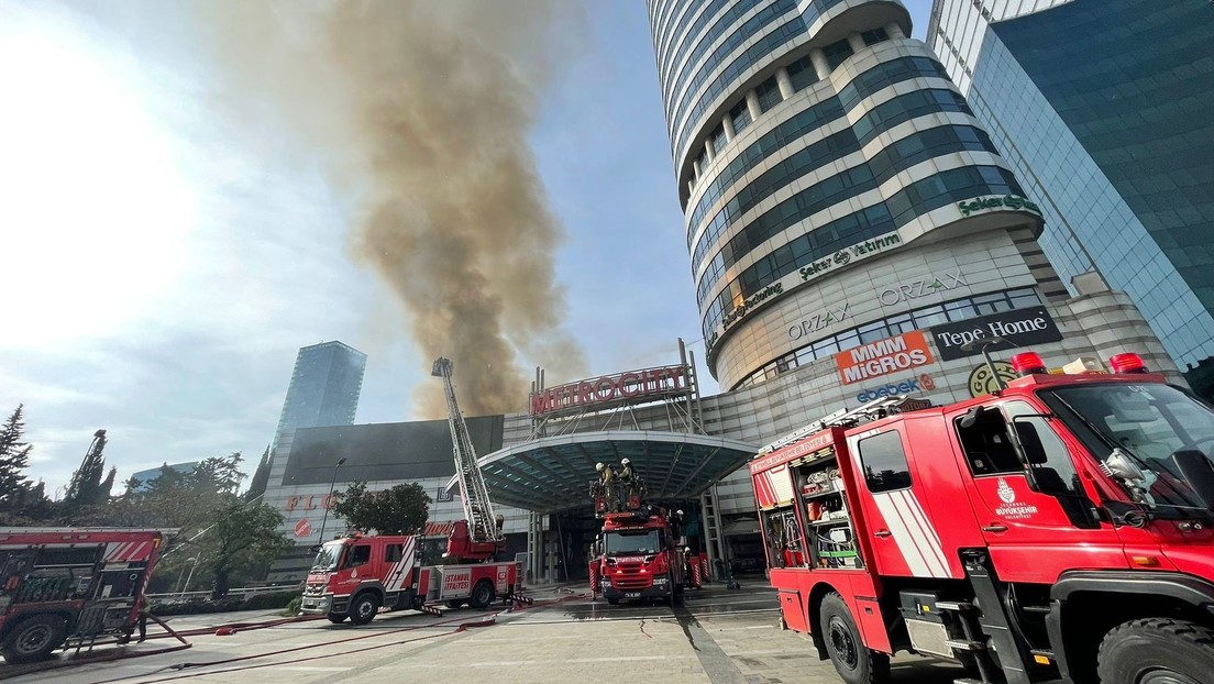 VIDEO: Se produce un fuerte incendio en un centro comercial de Estambul