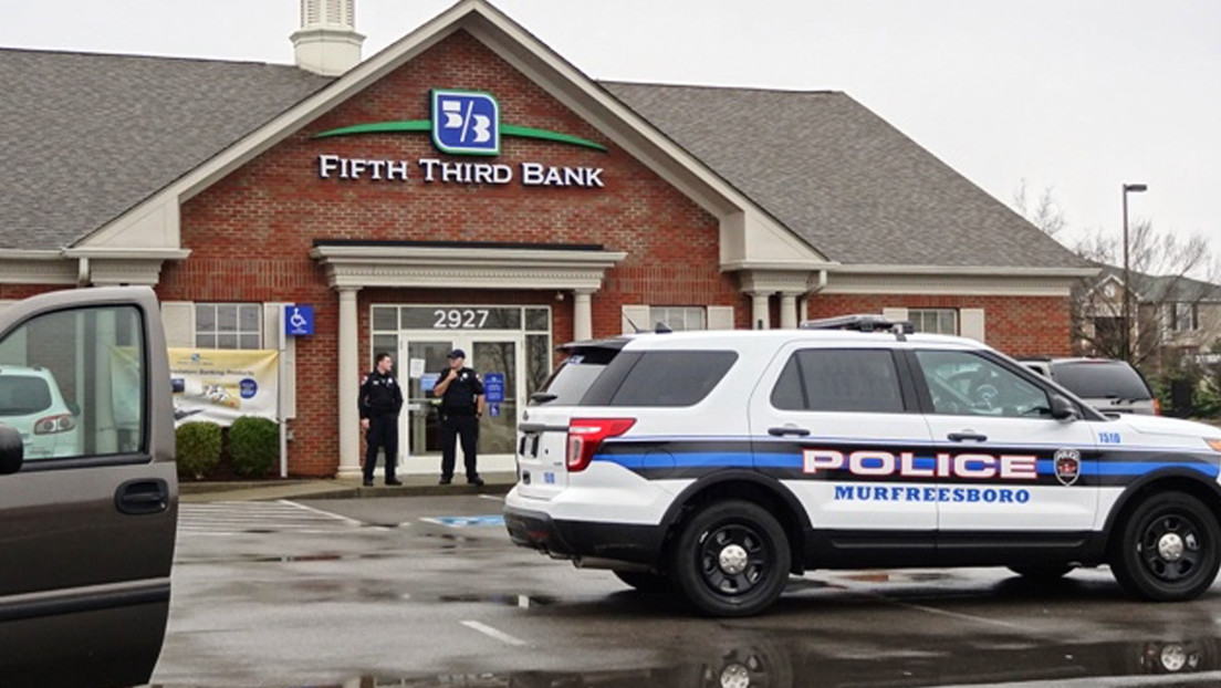 Un hombre en EE.UU. intenta robar un dólar de un banco y pide a la cajera que llame a la Policía