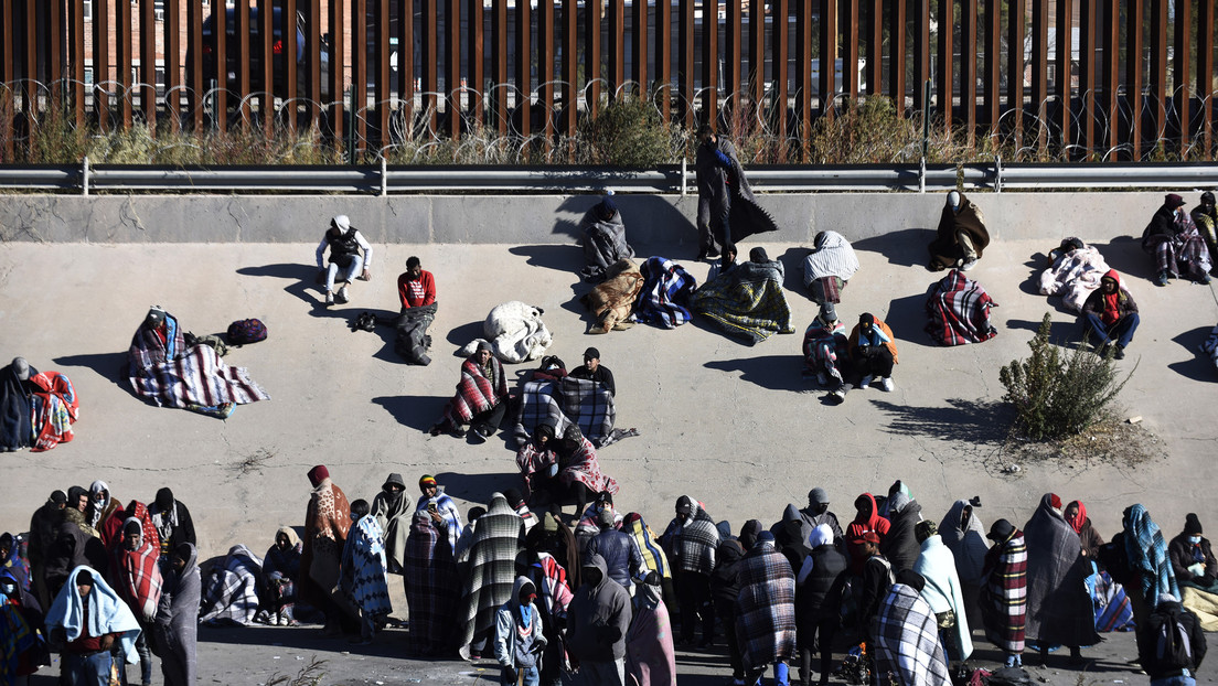 Declaran el estado de emergencia en una ciudad fronteriza de EE.UU. por la afluencia de migrantes desde México