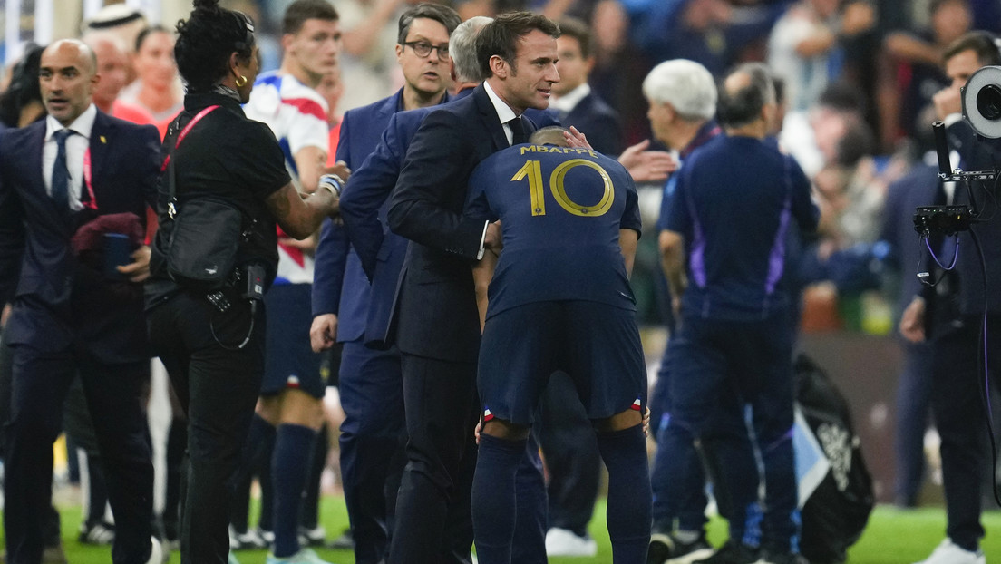 Macron consuela a Mbappé tras la derrota de Francia ante Argentina (FOTOS)