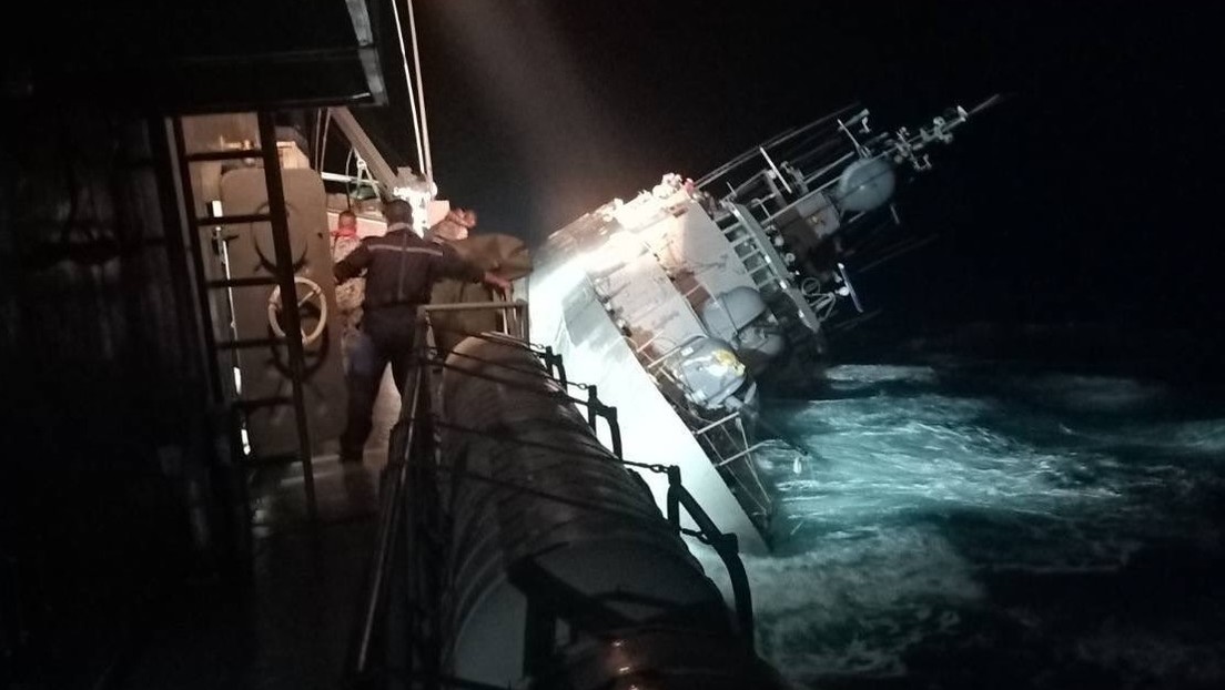 Se hunde un buque de la Armada de Tailandia y deja a más de 100 marineros en el agua