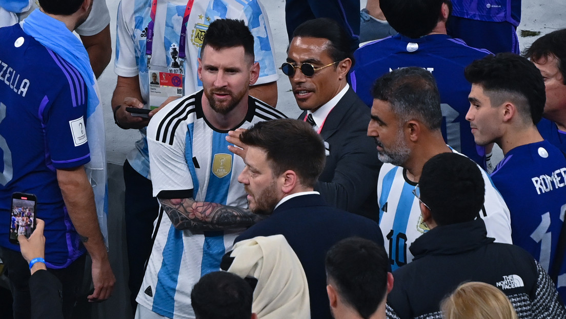 Messi ignora a 'Salt Bae' quien lo tironea para hacerse una foto tras la final del Mundial (VIDEO)