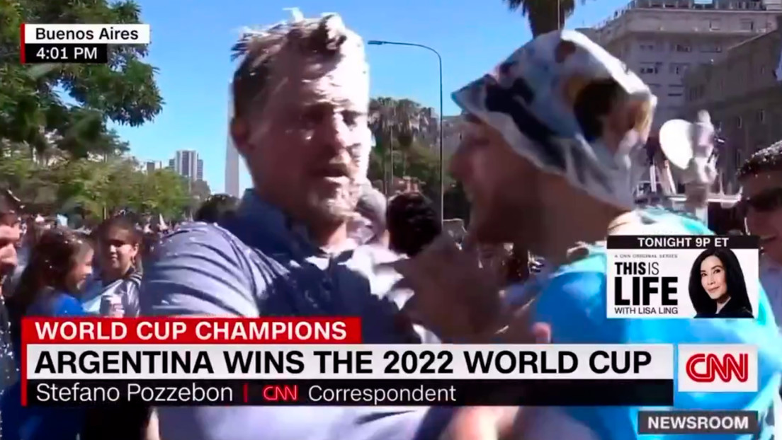VIDEO: Aficionados argentinos impiden a un periodista de CNN cubrir los festejos en Buenos Aires