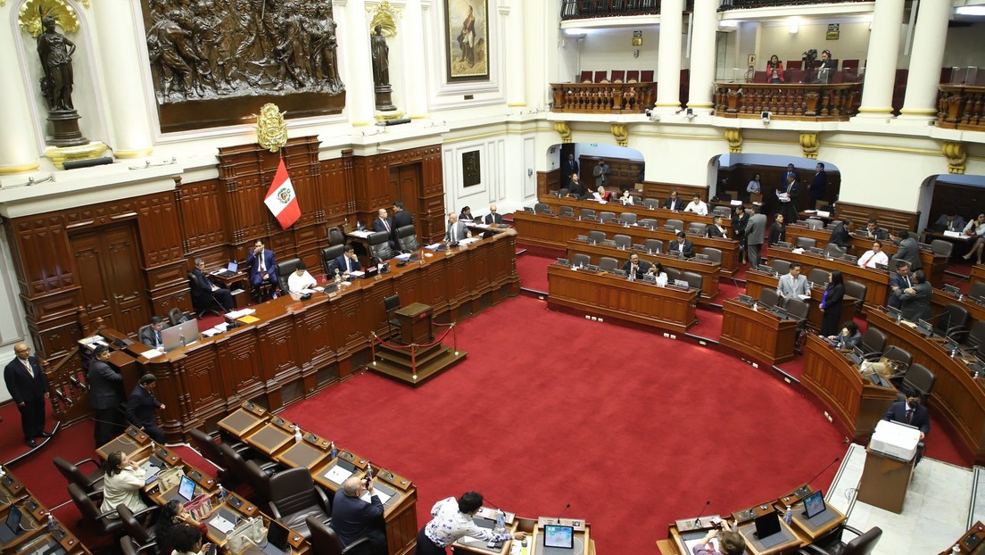 El Congreso de Perú avala adelantar las elecciones generales a abril de 2024