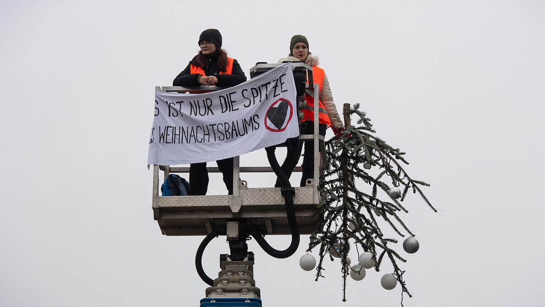 Activistas climáticos cortan la punta de un árbol de Navidad en Berlín (VIDEO, FOTOS)