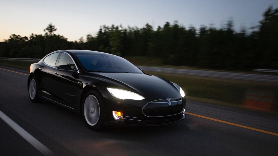 Conducción autónoma de Tesla está bajo investigación tras provocar un choque de 8 autos