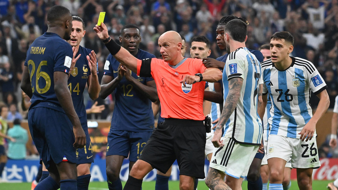 Él árbitro del Francia-Argentina recuerda las jugadas polémicas que determinaron la final