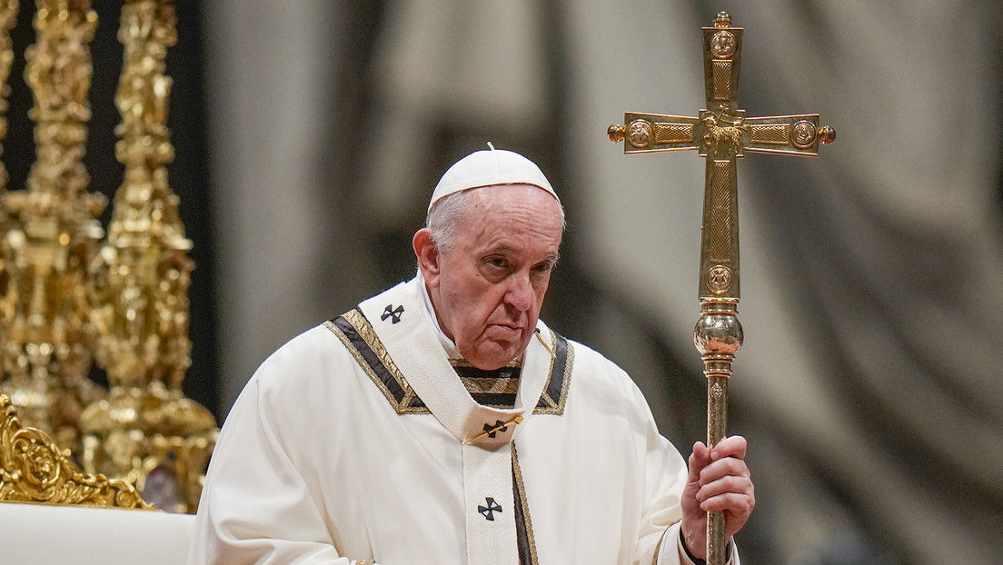 El papa Francisco critica a una "humanidad insaciable de dinero, poder y placer" durante la misa de Nochebuena