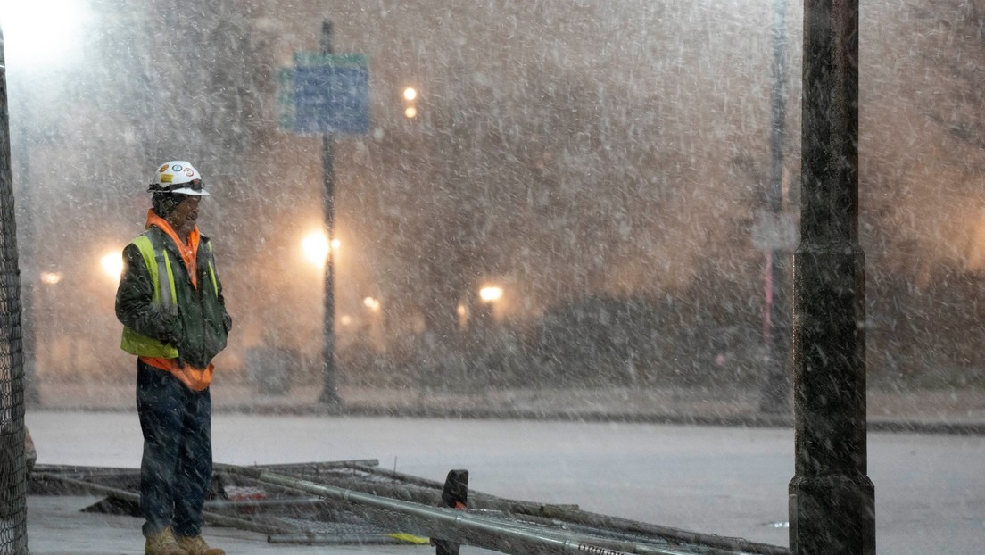 "¿Puedo volver a mi trabajo habitual?": Un periodista deportivo se hace viral por sus quejas mientras cubre una tormenta de nieve