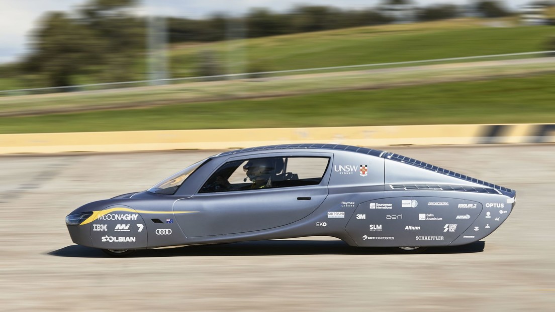 Un auto eléctrico recorre 1.000 kilómetros con una sola carga solar y consigue un récord Guinness