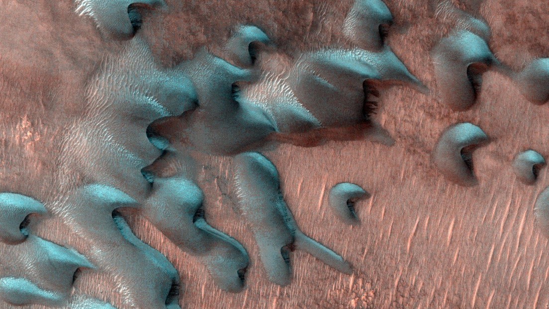 Parecidos a arañas, manchas de dálmatas y queso suizo: así son los hipnotizantes paisajes invernales de Marte