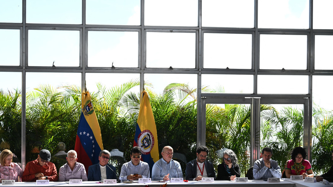 Gobierno de Colombia y el ELN reanudarán los diálogos de paz a finales de enero en México