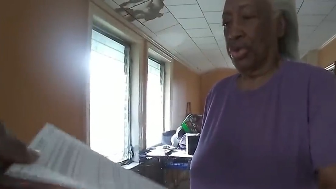 Arrestan a una mujer de 82 años por no pagar una factura de basura de 77 dólares (VIDEO)