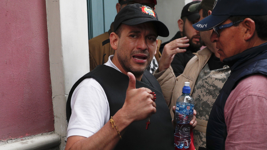 Crispación a las afueras de la celda policial donde está recluido el opositor boliviano Luis Camacho