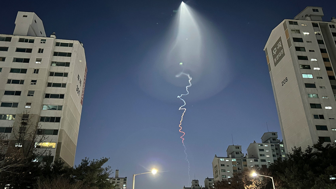 VIDEO: Impresionante destello de arcoíris que deja un nuevo vehículo espacial de Corea del Sur