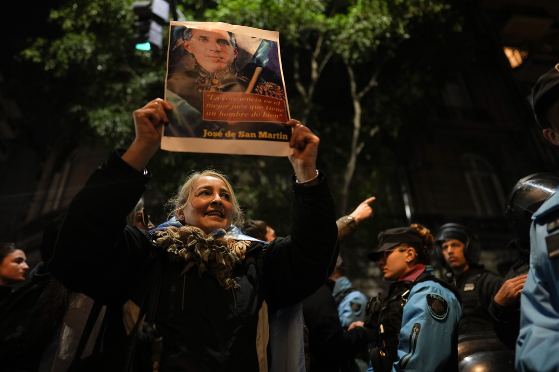 Condenan a Cristina Fernández de Kirchner a seis años de prisión