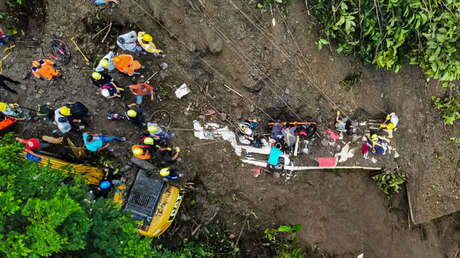 El conmovedor rescate de una niña aferrada al cadáver de su madre en el bus sepultado en Colombia