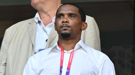 VIDEO: Samuel Eto'o patea violentamente a un aficionado a la salida de un estadio en Catar