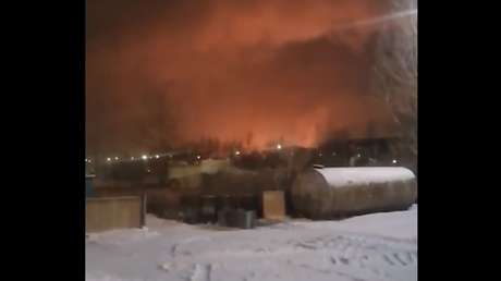 Un fuerte incendio se desata en una refinería petrolera en Rusia