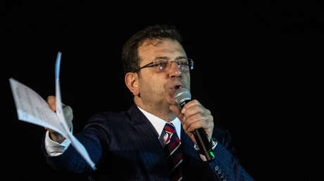 Condenan a más de dos años de prisión al alcalde de Estambul