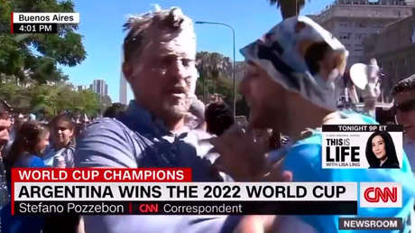 VIDEO: Aficionados argentinos impiden a un periodista de CNN cubrir los festejos en Buenos Aires