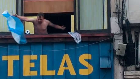 Un empresario ruso se vuelve viral en Argentina por regalar cientos de banderas albicelestes