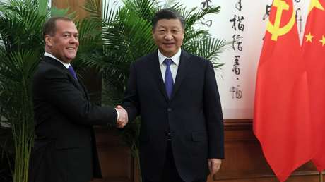 El expresidente ruso Dmitri Medvédev entrega a Xi Jinping un mensaje de Vladímir Putin en Pekín
