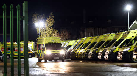 Trabajadores de ambulancias inician una huelga en el Reino Unido para exigir aumento de salarios