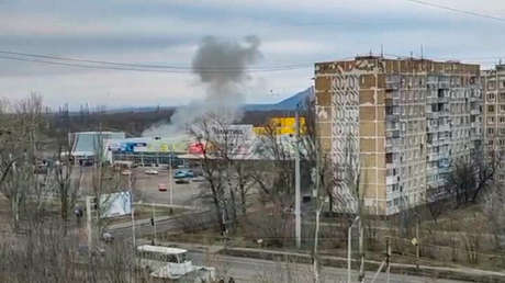 Vida cotidiana de Donetsk: gente sube a un autobús en medio de impactos de artillería ucraniana (VIDEO)