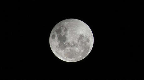 Científicos sugieren que el viento solar pudo haber dejado agua en la superficie de la Luna