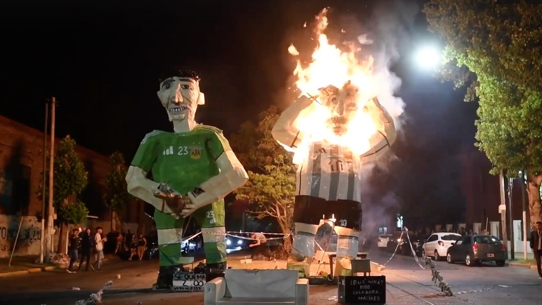 En Argentina queman figuras gigantes de Messi y Martínez durante las celebraciones de Año Nuevo