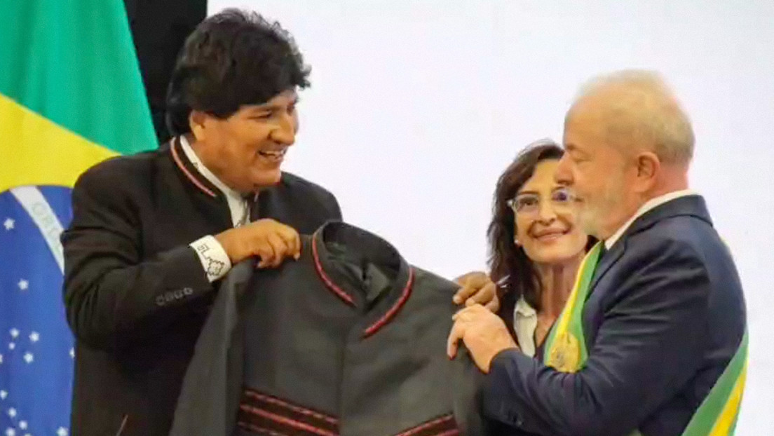 VIDEO: Evo Morales regala a Lula una chaqueta tradicional