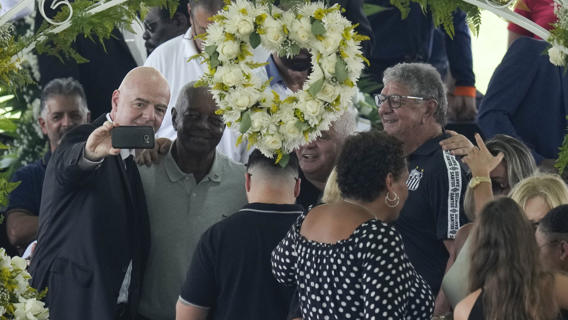 Presidente de la FIFA hace un selfi junto al cuerpo de Pelé en su funeral y le llueven las críticas