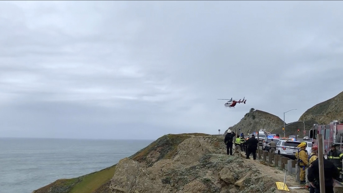 Cuatro personas sobreviven al caer en su Tesla desde un acantilado de 75 metros (VIDEOS)