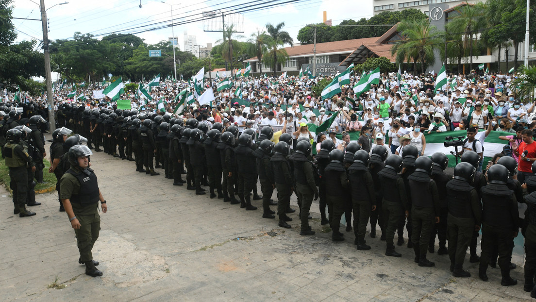 Bloqueos, violencia y amenazas: Santa Cruz arde para pedir la liberación de Camacho