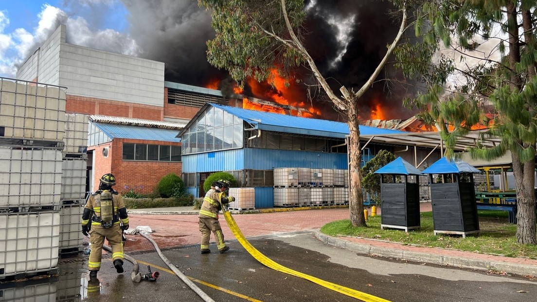 Un incendio de grandes proporciones consume una fábrica de colchones de Bogotá (VIDEOS)