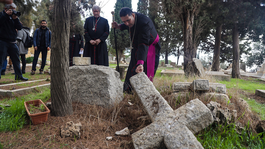 Dos hombres destrozan 30 tumbas cristianas en un cementerio de Jerusalén (VIDEO)