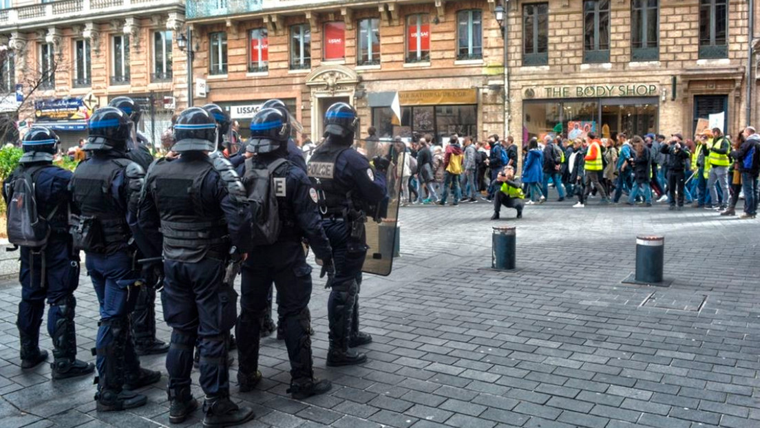 'Chalecos amarillos' regresan a las calles de París para protestar contra el alto coste de vida