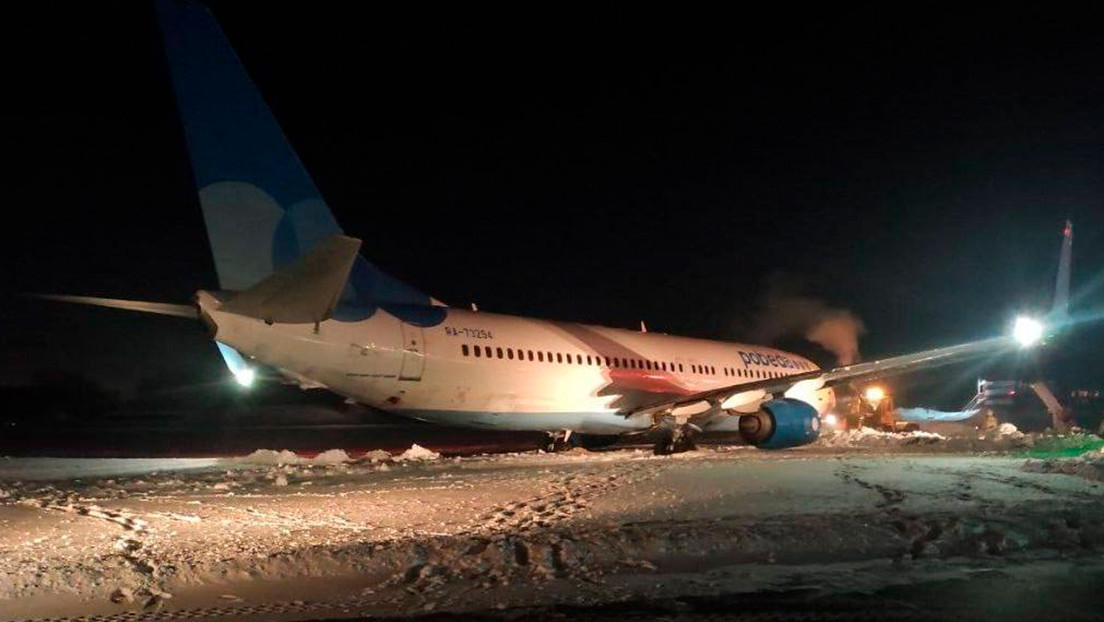 Un avión ruso se queda atascado en la nieve tras salirse de la pista (VIDEOS)