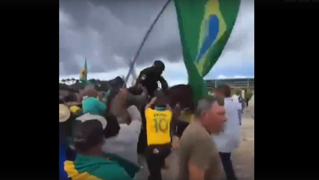 Partidarios de Bolsonaro golpean a un policía y a su caballo (VIDEO)